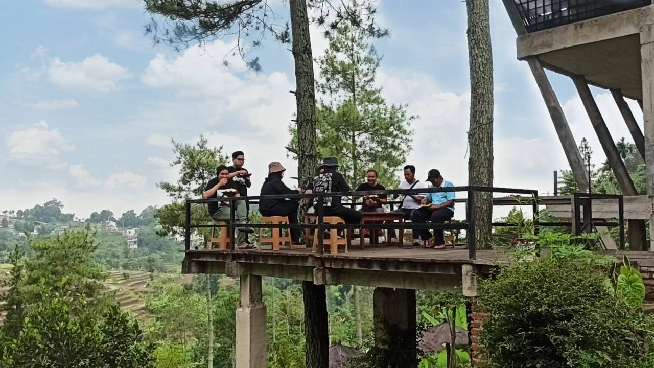Warung Nanka – Spesial Untuk ‘Geng Botram’, Nasi Liwet Bonus View Alam Pedesaan