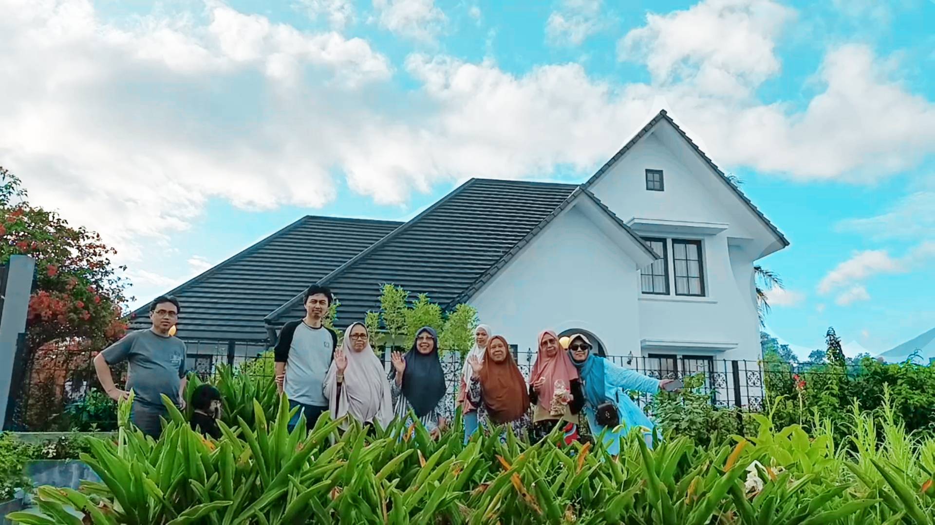 Villa Farmhouse Cimaragas Garut: Penginapan Adem untuk Staycation Santai